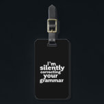 Étiquette À Bagage Enseignant anglais drôle corrigeant silencieusemen<br><div class="desc">Je corrige silencieusement votre grammaire. Design drôle et humoristique pour professeur d'anglais, professeur de collège. Ce produit cool et amusant est idéal pour les étudiants, les rédacteurs, les auteurs ou les rédacteurs qui ne peuvent pas se permettre de faire des fautes de grammaire. Parfait pour la Journée de l'Enseignant. Grand...</div>