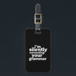 Étiquette À Bagage Enseignant anglais drôle corrigeant silencieusemen<br><div class="desc">Je corrige silencieusement votre grammaire. Design drôle et humoristique pour professeur d'anglais, professeur de collège. Ce produit cool et amusant est idéal pour les étudiants, les rédacteurs, les auteurs ou les rédacteurs qui ne peuvent pas se permettre de faire des fautes de grammaire. Parfait pour la Journée de l'Enseignant. Grand...</div>