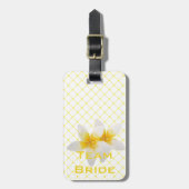 Étiquette À Bagage Épouse d'équipe | Fleur tropicale et Trellis jaune (Devant Vertical)