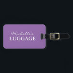 Étiquette À Bagage étiquette de bagage de voyage personnalisée lavand<br><div class="desc">Sacoche de voyage personnalisée lavande violet pour sacs et valises. Modèle de typographie élégant. Accessoire sophistiqué. Couleur arrière - plan personnalisable. Ajoutez votre propre nom à ce modèle. Conception personnalisée de couleurs solides.</div>