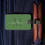 Étiquette À Bagage Fermer Couleur verte Personnalisée Initiale & Nom<br><div class="desc">Améliorez votre style de voyage grâce à notre étiquette de bagages Monogram Solid Green, un accessoire intemporel conçu pour associer fonctionnalité et élégance personnalisée. Fabriquées avec les meilleurs matériaux et personnalisables selon vos préférences, ces étiquettes ne sont pas seulement pratiques ; elles sont une déclaration de votre identité et de...</div>