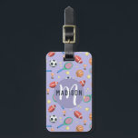 Étiquette À Bagage Filles mignonnes Violet Sports Monogrammes Enfants<br><div class="desc">Ce joli modèle personnalisé de étiquette à bagages pour enfants comporte un motif sportif de dessin animé violet, avec un basket-ball, un ballon de football, un football, une raquette de tennis et un trophée. Il y a aussi de l'espace pour ajouter le nom et le monogramme de vos filles dans...</div>