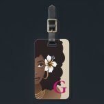 Étiquette À Bagage Fleur de femme noire dans les cheveux, Monogramme,<br><div class="desc">Cette marque de bagage a une beauté naturelle avec afro brun, colliers superposés et cerceaux en or sur un arrière - plan beige avec votre initiale sur le devant. L'arrière est d'une beauté naturelle avec une afro frisée brune, des colliers superposés et des cerceaux en or sur un arrière -...</div>