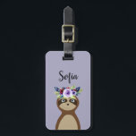 Étiquette À Bagage Fleurs d'aquarelle mignonnes et nom<br><div class="desc">Cette étiquette à bagages pour enfant moderne et fillette comporte une belle bande dessinée à la main avec une magnifique couronne de fleurs dans ses cheveux sur un arrière - plan violet. Cette aquarelle florale à la faune vous permet d'ajouter le nom de votre fille à une typographie élégante. Le...</div>