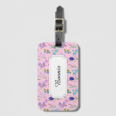 Étiquette À Bagage Fleurs de champs bleu et lilas sur rose. (Devant Vertical)