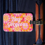 Étiquette À Bagage Fleurs Roses Oranges Hippy Retro Hey Gorgeous<br><div class="desc">Mignonne tag "Hey Gorgeous" avec motif de fleur rétro en rose et orange vif.</div>