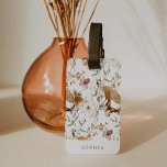 Étiquette À Bagage Fleurs sauvages d'automne neutres Boho tendance su<br><div class="desc">Cette étiquette à bagages tendance présente un joli motif d'automne boho de fleurs sauvages neutres, en terre cuite et rose vif et des feuilles verts avec des papillons sur un arrière - plan blanc. Personnalisez avec votre nom ou votre monogramme. Le dos a un autre bouquet fleur sauvage avec la...</div>