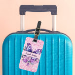 Étiquette À Bagage Fleurs violettes roses papillon<br><div class="desc">Arrière - plan rose ceint décoré d'un papillon violet,  de fleurs roses et violettes,  de confettis roses. Personnalisez et ajoutez votre nom et vos coordonnées.</div>