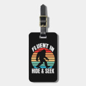 Étiquette À Bagage Fluent dans Cacher et chercher Bigfoot drôle (Devant Vertical)