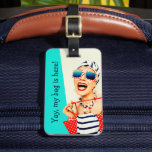 Étiquette À Bagage Funny Retro Beach Lady Traveler<br><div class="desc">Placez vos sacs facilement sur le carrousel de bagage avec cette étiquette de bagage drôle avec style rétro. Une dame de plage scandaleusement drôle en lunettes de soleil rayées, turban aux cheveux et rouge à lèvres met en valeur cet aqua et ce bloc de couleur beige clair écru. Un exemple...</div>