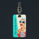 Étiquette À Bagage Funny Retro Beach Lady Traveler<br><div class="desc">Placez vos sacs facilement sur le carrousel de bagage avec cette étiquette de bagage drôle avec style rétro. Une dame de plage scandaleusement drôle en lunettes de soleil rayées, turban aux cheveux et rouge à lèvres met en valeur cet aqua et ce bloc de couleur beige clair écru. Un exemple...</div>