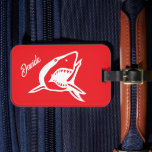 Étiquette À Bagage Grand logo de requin blanc voyage personnalisé rou<br><div class="desc">Grand logo de requin blanc Voyage rouge personnalisé Bagage Tag. Vie marine poisson design bagage étiquette pour sacs et valises. Les couleurs peuvent être changées.</div>