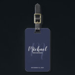 Étiquette À Bagage Groomsmans de marine moderne Script personnalisé<br><div class="desc">Ajoutez une touche personnelle à votre mariage avec une étiquette de bagage personnalisée pour groomsmen. Cette étiquette de bagage comporte le nom des groomsmen personnalisées en blanc style de police de script moderne et monogramme en bleu marine clair style de police de script moderne comme arrière - plan avec titre...</div>