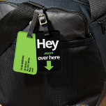 Étiquette À Bagage "Hey ici" Bright Funky<br><div class="desc">Attention ! Drôle "Hey ici" noir et blanc avec étiquette de bagages vert citron avec flèche en surbrillance et informations de contact côté arrière.</div>
