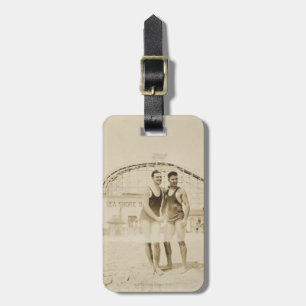 Étiquette À Bagage Hommes se tenant sur la plage