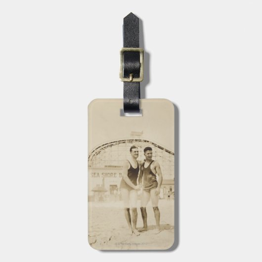 Étiquette À Bagage Hommes se tenant sur la plage (Devant Vertical)