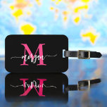Étiquette À Bagage Hot rose Black World Voyageur Nom du monogramme<br><div class="desc">Voyagez avec style avec notre Hot Pink World Traveler Map Monogramme Nom Bagage Balise! Doté d'un design rose vif et d'un arrière - plan de carte du monde, ce tag est personnalisé avec votre nom et monogramme dans une police chic. Parfait pour identifier vos bagages rapidement et facilement, il combine...</div>