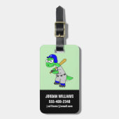 Étiquette À Bagage Illustration D'Un Joueur De Baseball Brontosaurus. (Devant Vertical)