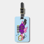 Étiquette À Bagage Illustration D'Un Loch Ness Monster Scuba Diver. (Devant Vertical)