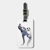 Étiquette À Bagage Illustration D'Un Raptor Dinosaure Jouant Au Footb (Devant Vertical)