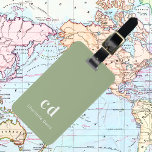 Étiquette À Bagage Initiales de monogramme blanc vert Sage<br><div class="desc">Un arrière - plan tendance vert sauge. Personnalisez et ajoutez vos lettres monographiques et votre nom complet sur le devant. Vos coordonnées au verso.</div>