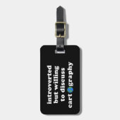 Étiquette À Bagage Introverted Mais Prêt À Discuter De Cartographie (Devant Vertical)