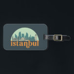 Étiquette À Bagage Istanbul Turquie Vintage City Skyline Ville Art<br><div class="desc">Design urbain vintage et rétro avec une belle skyline, attraction touristique et art urbain. gratte-ciel Cool et silhouette de construction merchandises pour touristes et voyageurs. Parfait comme souvenir à rapporter lors de votre voyage. Enregistrez la mémoire de votre voyage et de vos vacances en famille et entre amis. La couleur...</div>