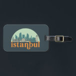 Étiquette À Bagage Istanbul Turquie Vintage City Skyline Ville Art<br><div class="desc">Design urbain vintage et rétro avec une belle skyline, attraction touristique et art urbain. gratte-ciel Cool et silhouette de construction merchandises pour touristes et voyageurs. Parfait comme souvenir à rapporter lors de votre voyage. Enregistrez la mémoire de votre voyage et de vos vacances en famille et entre amis. La couleur...</div>