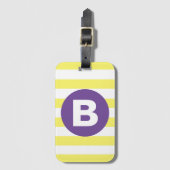Étiquette À Bagage Jaune ensoleillé rayé monogramme violet (Devant Vertical)