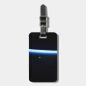 Étiquette À Bagage La fine ligne de l'atmosphère terrestre et une lun (Devant Vertical)