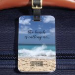 Étiquette À Bagage La plage m'appelle le paradis tropical<br><div class="desc">Cette étiquette à bagages "The Beach is Calling Me" est le cadeau parfait pour le voyageur amoureux de la plage dans votre vie! La plage tranquille de St. Martin,  photo.</div>