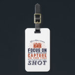 Étiquette À Bagage La Vie Est Comme Une Citation De Photographe De Ca<br><div class="desc">La vie est comme une caméra. Concentrez-vous sur ce qui est important. Prenez les bons moments. Conception de devis inspirante et motivante pour les photographes. dicton cool et slogan typographie marchandise pour ceux qui aiment prendre des photos, membre du club de photographie. Conception vintage et en détresse pour les photographes...</div>