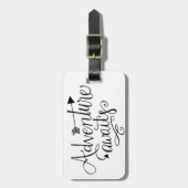 Étiquette À Bagage L'aventure attend l'étiquette de bagage (Devant Vertical)