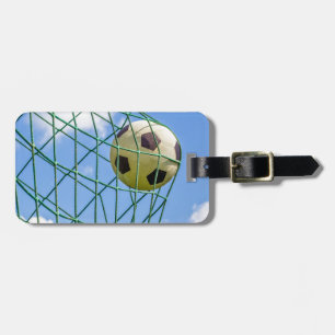 Étiquette À Bagage Le football tiré dans le filet de but