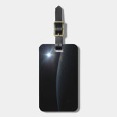 Étiquette À Bagage Le Soleil qui s'installe sur l'horizon terrestre. (Devant Vertical)