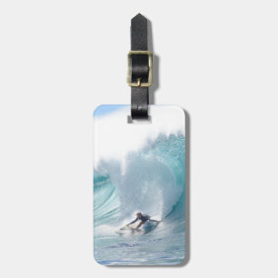 Étiquette À Bagage Légende Rochelle Ballard de surf surfant la vague