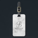 Étiquette À Bagage Marbre Nom et monographie de la servante d'État pe<br><div class="desc">Elegant Black and White Personnalisé Bridesmaid Cadeaux avec monogramme personnalisé en gris élégant style de police script avec le nom et le titre de bridesmaid dans le style de police serif classique sur l'arrière - plan en marbre blanc. Parfait aussi pour les groomsmen, meilleur homme, père de la mariée, bonne...</div>
