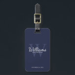 Étiquette À Bagage Marine Personnaliser le nom et le monogramme des G<br><div class="desc">Ajoutez une touche personnelle à votre mariage avec une étiquette de bagage personnalisée pour groomsmen. Cette étiquette de bagage comporte le nom de toiletteur personnalisé en style de police de script classique blanc avec des détails mariages en style de police serif classique blanc et monogramme en style de police serif...</div>