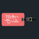 Étiquette À Bagage Mère de mariée Retro Script blanc sur la pêche<br><div class="desc">Un beau chemin pour que la mère de la mariée fasse connaître la nouvelle au monde. Parfait pour les soirées bachelorette et autres événements mariages.</div>