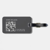 Étiquette À Bagage Moderne gris foncé blanc gras monogramme QR Code (Dos horizontal)