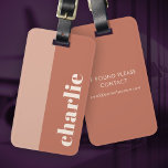 Étiquette À Bagage Moderne minimes nuances en terre cuite nom vertica<br><div class="desc">Marque de bagage moderne et minimale avec votre nom personnalisé aligné verticalement à droite sur un arrière - plan marron en terre cuite.</div>