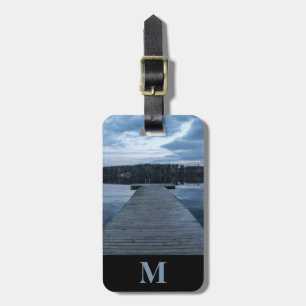 Étiquette À Bagage Monogram Travel Wood Pier, Blue Lake et Forest