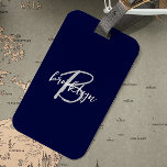 Étiquette À Bagage Monogramme à script blanc gris bleu marine tendanc<br><div class="desc">Cette élégante étiquette de bagage personnalisée comporte un monogramme et un prénom en écriture moderne gris et blanc sur un arrière - plan bleu marine.</div>