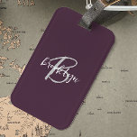 Étiquette À Bagage Monogramme à sérigraphie prune violet gris blanc<br><div class="desc">Cette élégante étiquette personnalisée de bagage comporte un monogramme et un prénom dans un script gris et blanc moderne sur un arrière - plan prune violet tendance.</div>