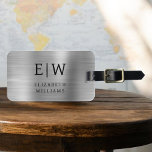 Étiquette À Bagage Monogramme argent brossé métal élégant<br><div class="desc">Tag : Améliorez votre expérience de voyage avec cet accessoire sophistiqué. Fabriqué à partir de matériaux métalliques brossés, ce porte bagage dégage élégance et style. Le design monogramme apporte une touche personnalisée, facilitant l'identification de vos bagages tout en ajoutant une touche de sophistication à vos effets personnels. La construction robuste...</div>