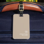 Étiquette À Bagage Monogramme classique minimal beige<br><div class="desc">Le design moderne des étiquettes de bagage dispose d'un arrière - plan beige,  avec votre initiale monogramme et nom en blanc un look professionnel simple et élégant.</div>