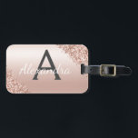 Étiquette À Bagage Monogramme de manuscrit balayé par or en métal de<br><div class="desc">Or rose - rougissent la feuille métallique balayée par rose et miroitent nom de monogramme de parties scintillantes et étiquette initiale de bagage pour une Fête de la mariée, épousant la lune de miel ou la partie de Bachelorette. Cette étiquette de sac est parfaite pour de nouveau à l'école, le...</div>