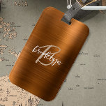 Étiquette À Bagage Monogramme de script métallique brossé orange brûl<br><div class="desc">Cette élégante étiquette personnalisée de bagage comporte un monogramme et un prénom dans un script moderne beige et blanc sur un arrière - plan en métal brossé à l'orange brûlé tendance.</div>