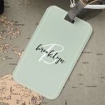 Étiquette À Bagage Monogramme de script noir blanc de mode Sage Green<br><div class="desc">Cette élégante étiquette de bagage personnalisée comporte un monogramme et un prénom en écriture moderne noir et blanc sur un arrière - plan vert sage tendance.</div>