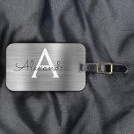 Étiquette À Bagage Monogramme en métal brossé argent Nom et initiale<br><div class="desc">Monogramme en argent brossé de luxe en métal brossé Nom et étiquette de bagages initiale. Cette étiquette de sac est parfaite pour le retour à l'école,  le travail ou le voyage.</div>